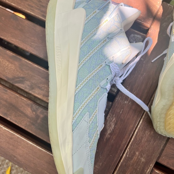 Size 10 adidas Dame 7 Christmas Pack is a special edition sneaker - Picture 12 of 13